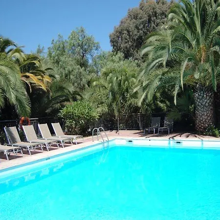 Escuela Hotel 4*